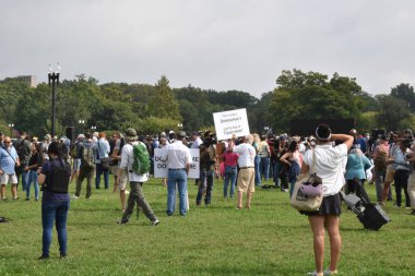Washington, DC, ABD - 18 Eylül 2021: Bu Demokrasi Hakkında Birlikte Düzeltelim, J6 Protestocu Karşıtı İşaretler