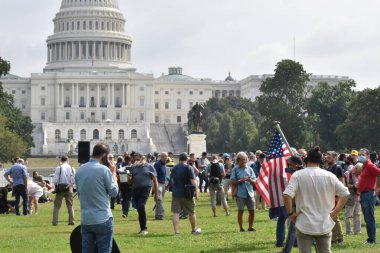Washington, DC, ABD - 18 Eylül 2021: Küçük Protestocu, Basın ve Fotoğrafçı Kalabalığı, J6 Protestosu için arka planda toplandı