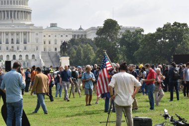 Washington, DC, ABD - 18 Eylül 2021: Küçük Protestocu, Basın ve Fotoğrafçı Kalabalığı, J6 Protestosu için arka planda toplandı