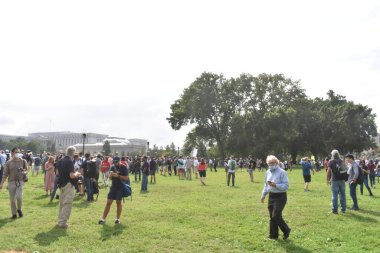 Washington, DC, ABD - 18 Eylül 2021: Küçük Protestocu, Basın ve Fotoğrafçılar J6 Protestosu İçin Adalet Odasında Toplandı
