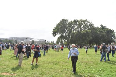 Washington, DC, ABD - 18 Eylül 2021: Küçük Protestocu, Basın ve Fotoğrafçılar J6 Protestosu İçin Adalet Odasında Toplandı