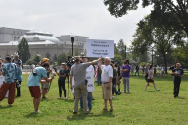 Washington, DC, ABD - 18 Eylül 2021: Küçük Protestocu, Basın ve Fotoğrafçılar J6 Protestosu İçin Adalet Odasında Toplandı