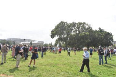 Washington, DC, ABD - 18 Eylül 2021: Küçük Protestocu, Basın ve Fotoğrafçılar J6 Protestosu İçin Adalet Odasında Toplandı