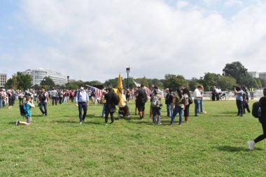 Washington, DC, ABD - 18 Eylül 2021: Küçük Protestocu, Basın ve Fotoğrafçılar J6 Protestosu İçin Adalet Odasında Toplandı
