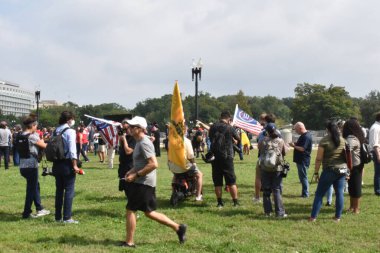 Washington, DC, ABD - 18 Eylül 2021: Küçük Protestocu, Basın ve Fotoğrafçılar J6 Protestosu İçin Adalet Odasında Toplandı