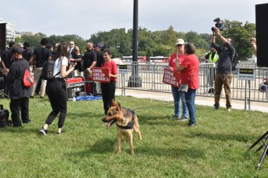 Washington, DC, ABD - 18 Eylül 2021: Amerika 'ya Bakış, J6 için Adalet Bakanlığı' nda Kırmızı Gömlekli Kadın Protestocuların İşaretleri