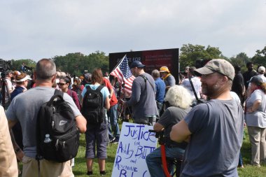 Washington, DC, ABD - 18 Eylül 2021: Küçük Protestocular Sahne Önünde Toplanın ve J6 Konuşmacıları Bekleyen Adalet Bakanlığı 'nda Büyük TV Ekranı