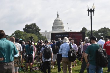 Washington, DC, ABD - 18 Eylül 2021: Küçük Protestocular Sahne Önünde Toplanın ve J6 için Adalet Bakanlığında Arka planda Meclis Sözcüleri Bekleyen Büyük TV Ekranı