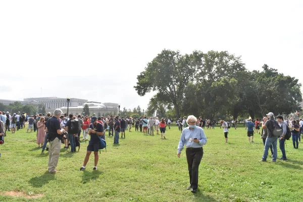 Washington, DC, ABD - 18 Eylül 2021: Küçük Protestocu, Basın ve Fotoğrafçılar J6 Protestosu İçin Adalet Odasında Toplandı