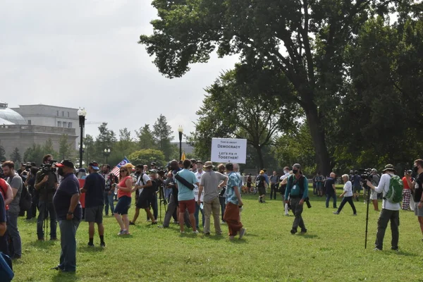 Washington, DC, ABD - 18 Eylül 2021: Küçük Protestocu, Basın ve Fotoğrafçılar J6 Protestosu İçin Adalet Odasında Toplandı