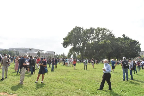 Washington, DC, ABD - 18 Eylül 2021: Küçük Protestocu, Basın ve Fotoğrafçılar J6 Protestosu İçin Adalet Odasında Toplandı