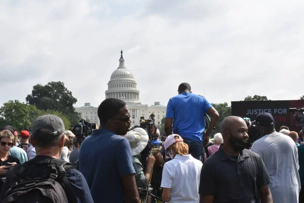 Washington, DC, ABD - 18 Eylül 2021: Küçük Protestocular Sahne Önünde Toplanın ve J6 için Adalet Bakanlığında Arka planda Meclis Sözcüleri Bekleyen Büyük TV Ekranı