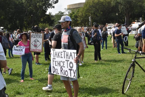 Washington, DC, ABD - 18 Eylül 2021: Protestocu ve Karşı Protestocu J6 Protestosu İçin Adalet önünde Tabela Tutuyor