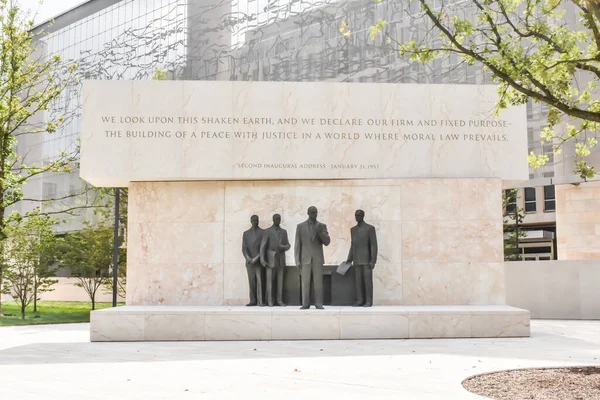 Washington, DC, ABD - 18 Eylül 2021: Dwight David Eisenhower Memorial, ABD Başkanı olarak Eisenhower Anıtı