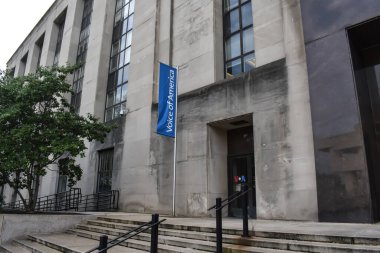 Washington, DC, ABD - 18 Eylül 2021: Wilbur J. Cohen Federal Binasına Giriş, Amerika 'nın Sesi Genel Merkezi için Mavi Bayrak