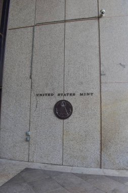 Philadelphia, Pennsylvania, ABD - 16 Temmuz 2021: ABD 'nin Büyük Mührü ile Birleşik Devletler Darphanesi Dış Duvarı