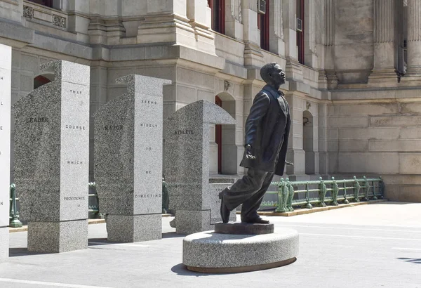 Philadelphia, Pennsylvania, ABD - 16 Temmuz 2021: 19. Yüzyıl Sivil Haklar Eylemcisi Octavius V. Catto 'nun Philadelphia Belediye Binası önündeki heykeli