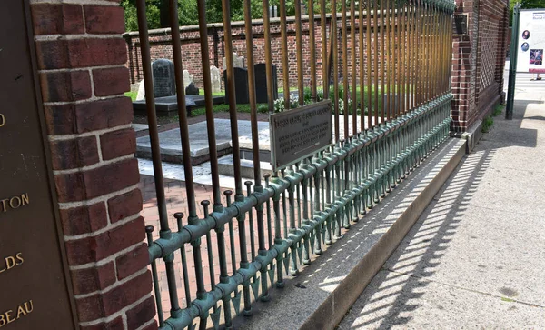2021年7月16日 美国宾夕法尼亚州费城 沿着拱门街允许行人在基督教堂墓地观看本杰明 富兰克林和他的妻子黛博拉的坟墓 — 图库照片