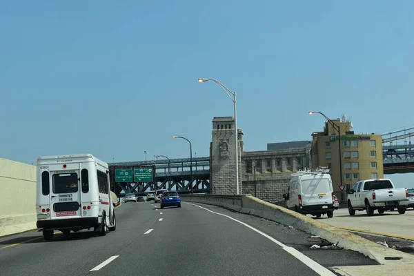 米国ペンシルベニア州フィラデルフィア 2021年7月16日 ベンジャミン フランクリン橋を背景にI 95ノースからヴァイン ストリート 高速道路 676 への出口 — ストック写真