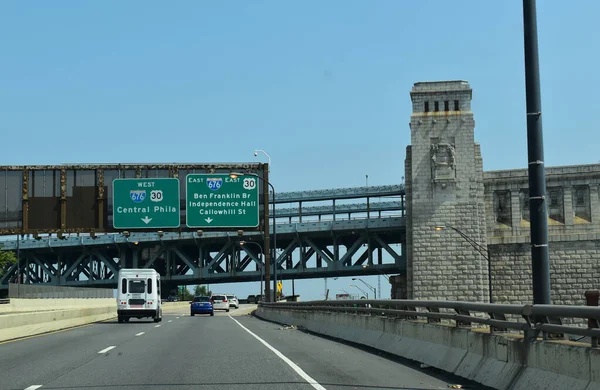 米国ペンシルベニア州フィラデルフィア 2021年7月16日 ベンジャミン フランクリン橋を背景にI 95ノースからヴァイン ストリート 高速道路 676 への出口 — ストック写真
