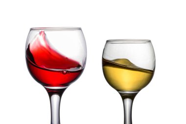 Baştan çıkarıcı beyaz ve kırmızı şarap serpintileri tasarım için şeffaf gözlüklü üzümlerden içiyorlar.