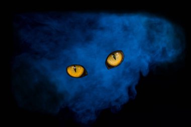 Büyük turuncu gözlü mavi sigara çiftinden şirin bir hayalet. Gizem tasarımı konsepti için soyutlama.