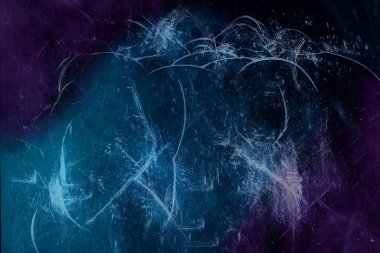 Gizemli kırık camlar, çok renkli sigara buharı ve mistik bir soyutlamanın arka planında.