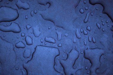 çeşitli su büyük ve küçük düşer koyu mavi metal levha yakın plan tasarım için