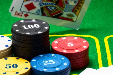 Parlak poker fişleri ve iskambil kâğıdı kralının masa oyunları ve kumarhane konsepti