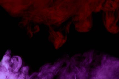 Sigara buharından oluşan iki mistik bulut. Kırmızı ve mor yakın plan nesneler üzerinde sigara içmek için tasarlanmış.