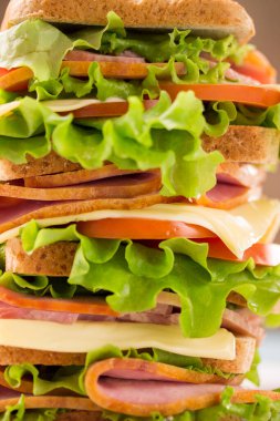 Büyük ve iştah açıcı sandviç. Jambonlu salata yapraklı ve domatesli.