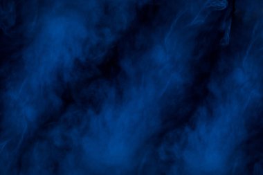 Koyu arkaplanda kalın bir sigara buharı bulutu dizaynı için mavi arkaplan