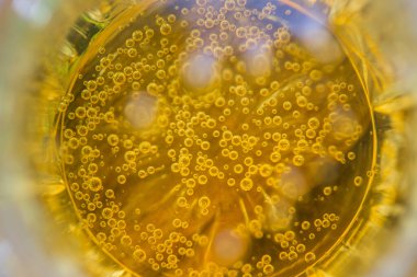 Karbonatlı alkollü biranın cam manzaralı soyutlanması heyecan verici.