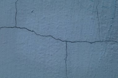İnce çatlaklar desenli binanın gri duvarı tasarım için yakın çekim grunge arkaplanı