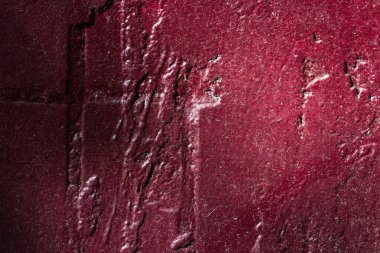 Binanın ön cephesinin kırmızı gizemli dokusu tasarım için bir kat boya arkaplanının altında dikdörtgen kaplama dikdörtgen.