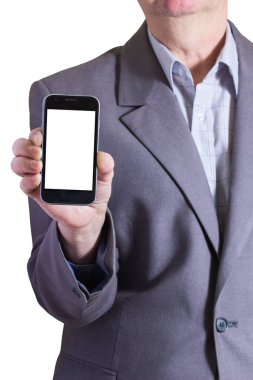 Gri ceketli bir adam elinde cep telefonu ile beyaz ekran yakın çekim işi ve iletişim konsepti tutuyor.