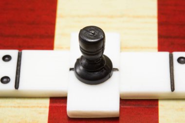 siyah satranç kalesi, popüler masa oyunlarının domino konsepti olan zar oyununa yakın çekim