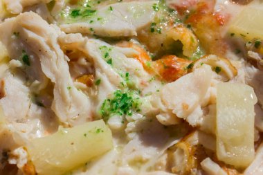 Tavuk ve ananaslı parlak pizza İtalyan yemeği konsepti.