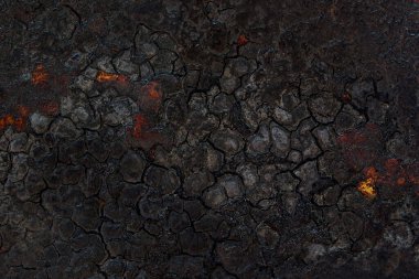 Uzaylı fantastik dokusu siyah çatlamış is metal yüzeyi kaplayan yakın plan grunge tasarım için