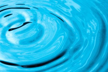 içine düştükten sonra suyun yüzeyi muhteşem ve güzel doğal dünyaya daha da yaklaşır.