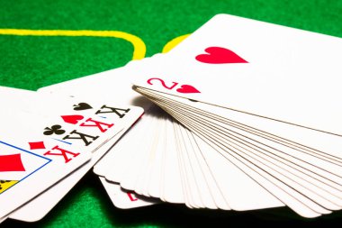 Dört papazın ve bir deste iskambil kağıdının birleşimi. Masa oyunları ve kumar konseptinin üstüne bir çift kalp.