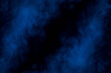 Esrarengiz bir arka planda sigara dumanı tasarım konsepti için iki kalın mavi sigara buharı.