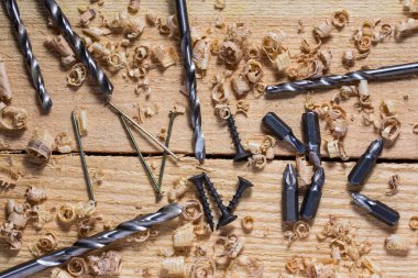 çeşitli bağlama araçları ahşap arka plan çivileri üzerinde uzanır vidalar ve matkaplar endüstriye yakın çekim konsepti ve ahşap işçiliği