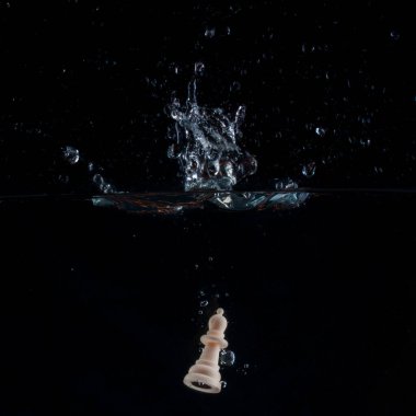 Karanlık sulardaki satranç fili güzel bir spor ve hobi konsepti altında batar.