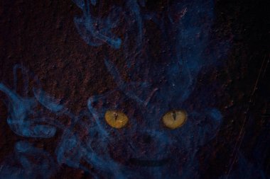 Mavi şeffaf sigara buharı şeytanı büyük turuncu gözlü paslı metal arka planda heyecan verici ve gizemli soyutlama