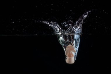 Karanlık bir hobi ve spor konsepti üzerine güzel bir su sıçraması içinde satranç atı.