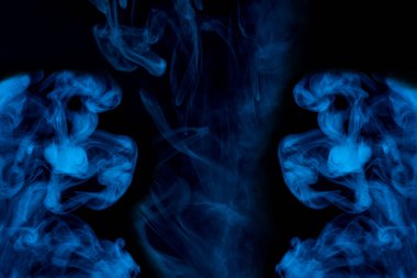 Mavi sigara buharından oluşan üç mistik bulut kalın ve şeffaf, tasarım için sigara içilen nesneler konsepti.