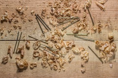 Katılımcının işyeri ahşap kalasları, üzerinde çiviler ve cisimler bulunan endüstri ve aletler konsepti.