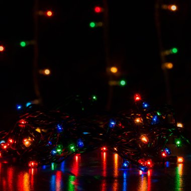 Odaklanan parlak çelenk ışıkları çok güzel ve şenlikli Noel ve yeni yıl konseptini bulanıklaştırıyor.