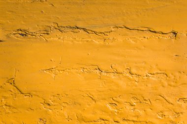 Düz olmayan yüzey kusurları olan ahşap dokusu ve tasarım için turuncu çatlamış boya grunge arka planı